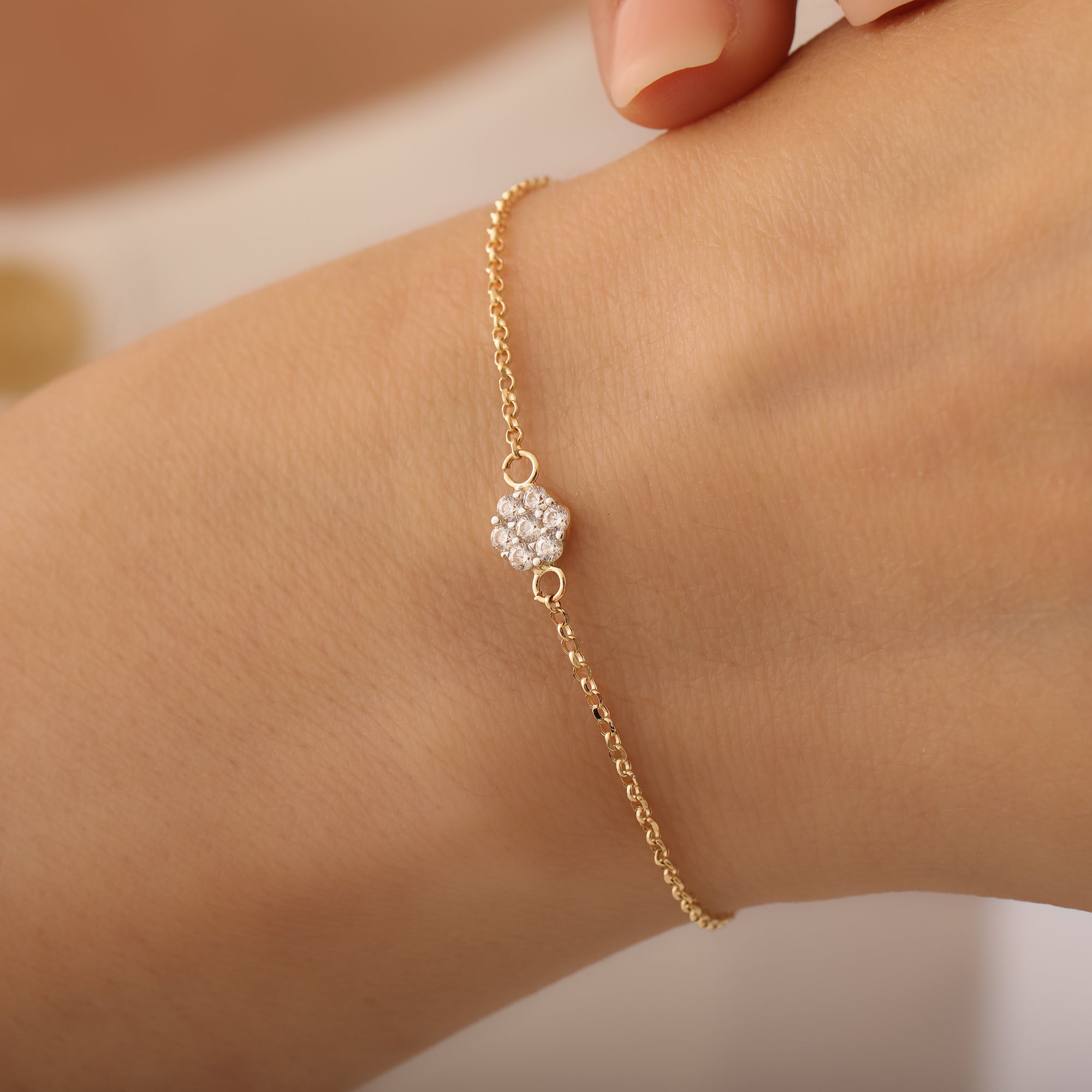 MINIMALISTISCHE ELEGANTE BLUME MIT ZIRKONIA-STEINEN ARMKETTE | 14K GOLD