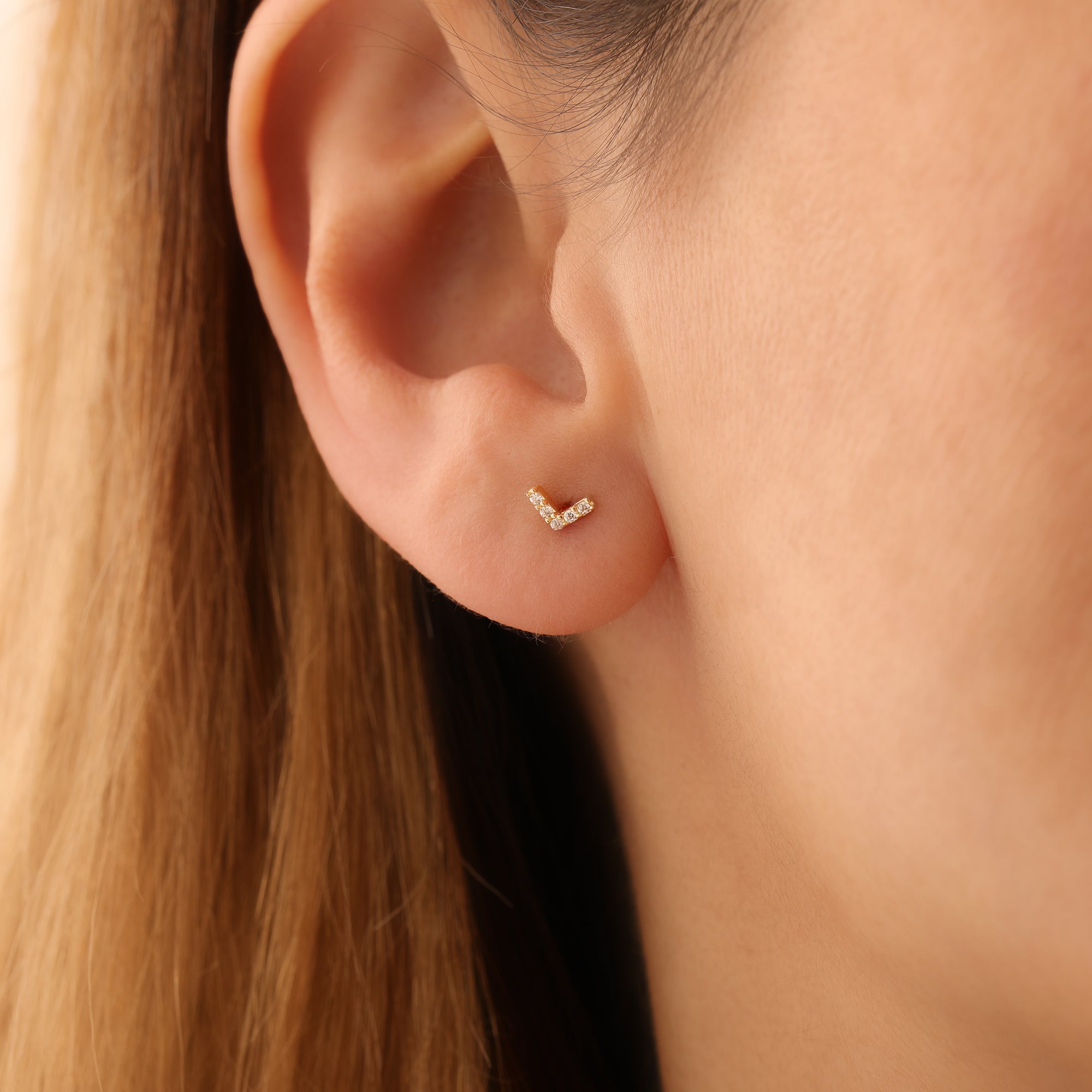 MINIMALE ZIRKONSTEIN-V-OHRRINGE | 14K GOLD