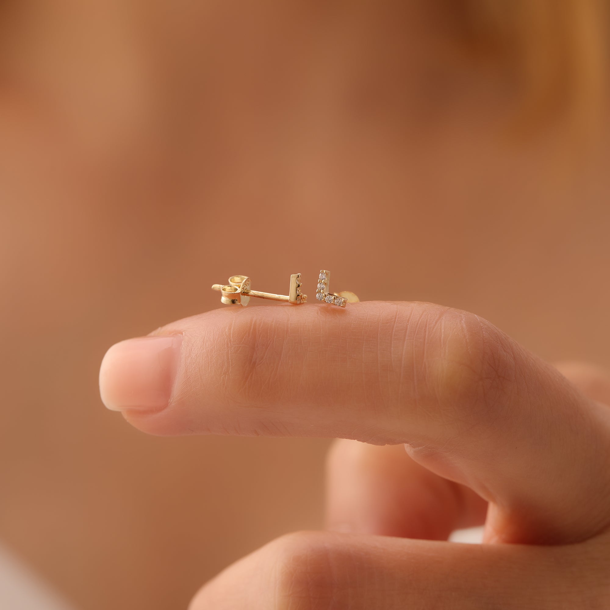 MINIMALE ZIRKONSTEIN-V-OHRRINGE | 14K GOLD