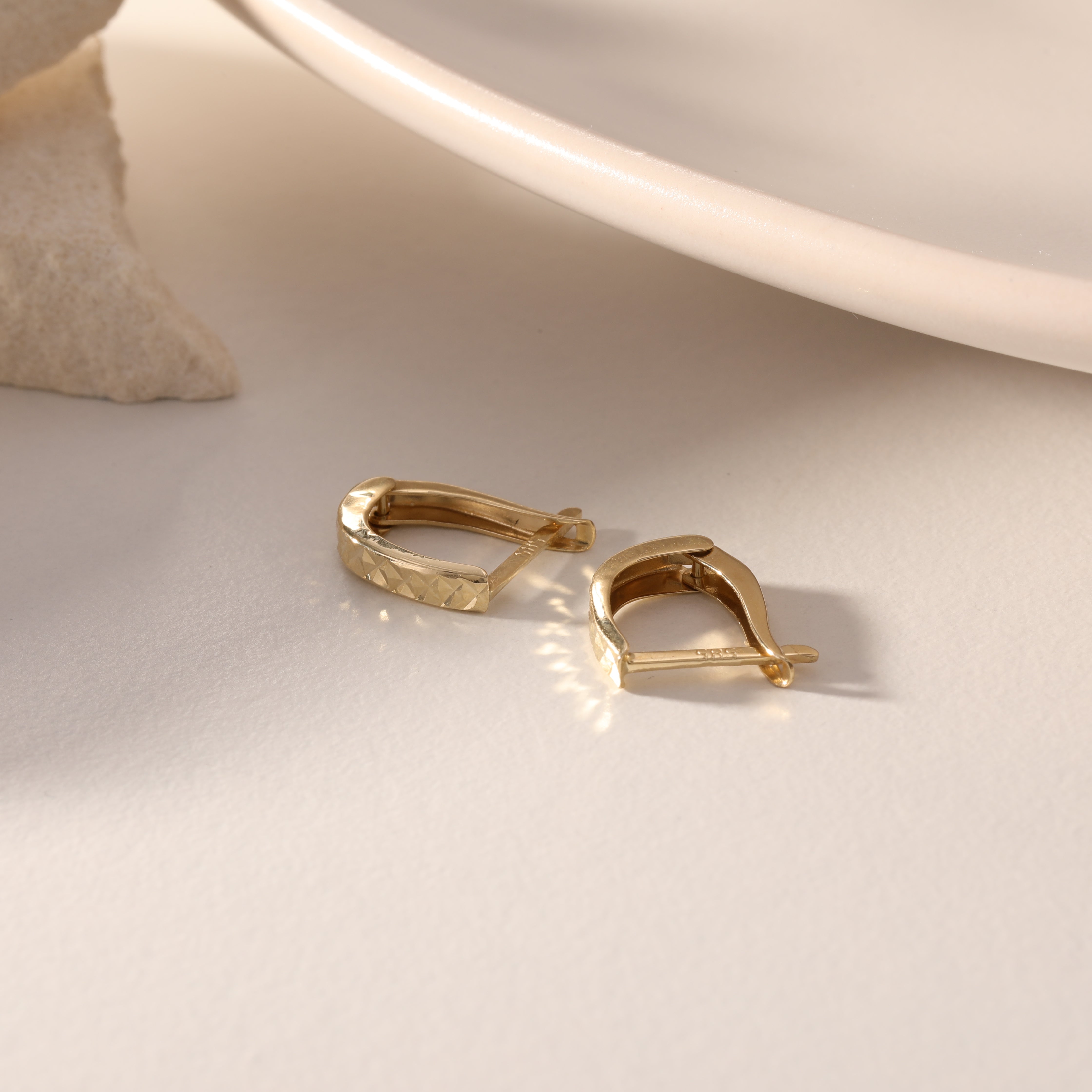 MIT STIFT- UND MUSTERDESIGN OHRRINGE | 14K GOLD