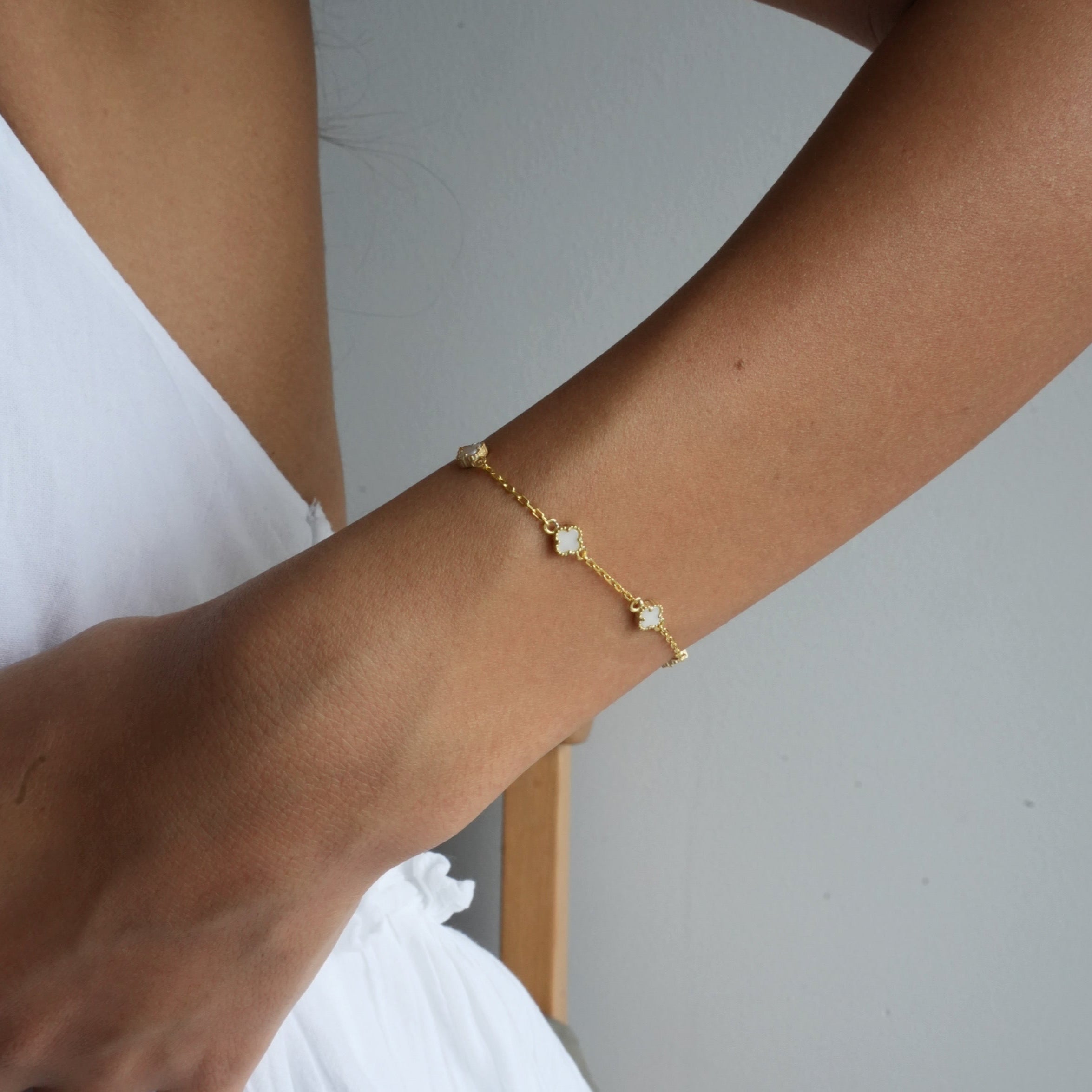 MINIMAL WEISSE KLEE ARMKETTE - 925 SILBER