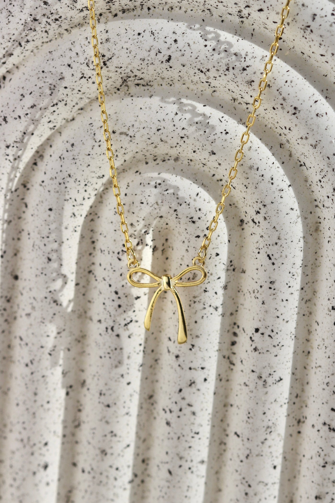 MINIMAL BOW NECKLACE (9000029159767)