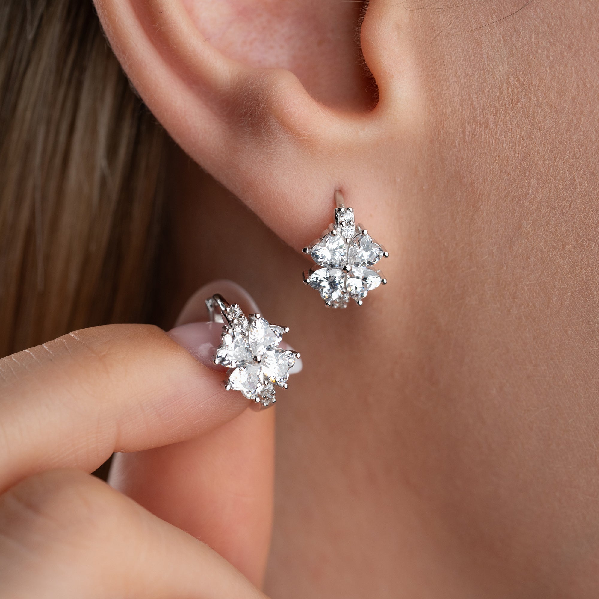MINIMALISTISCHE BLUME AUS SILBER MIT KRISTALLSTEIN OHRRINGE | 925 SILBER