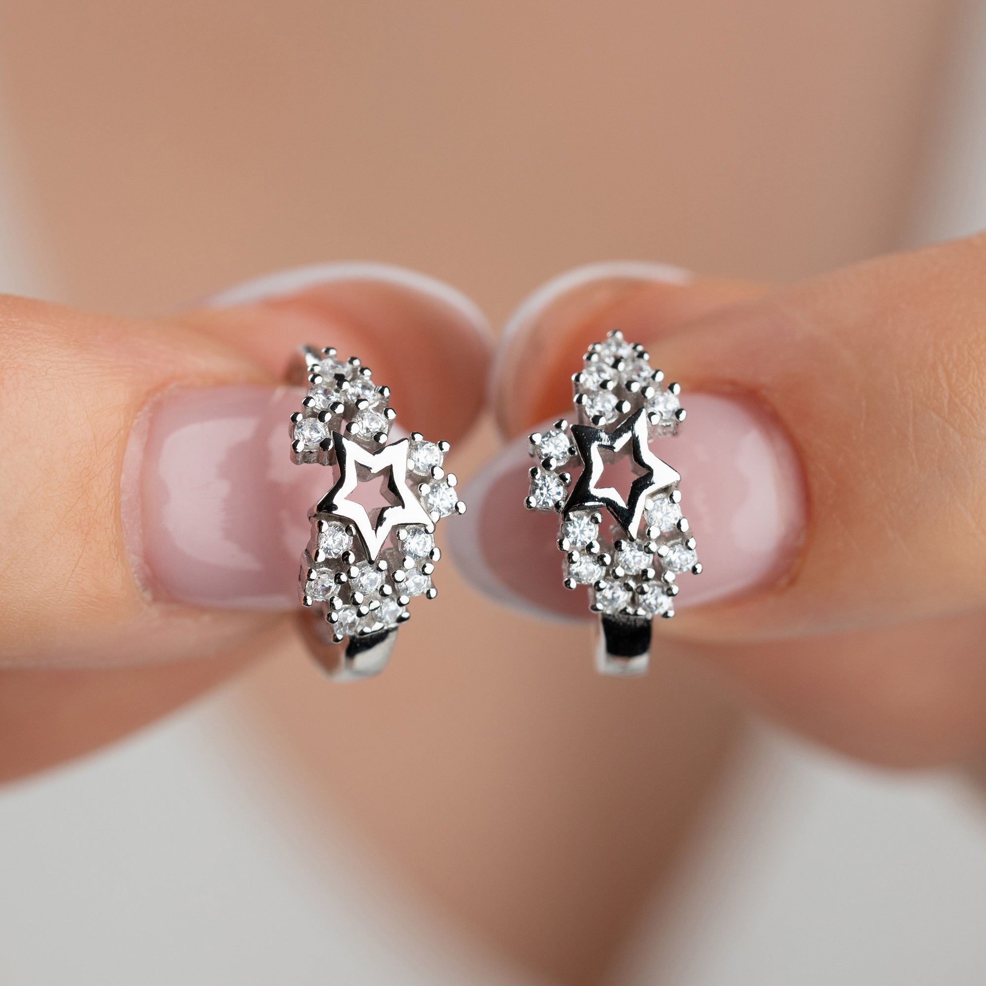 MINIMALISTISCHER STERN AUS SILBER MIT STEIN OHRRINGE | 925 SILBER