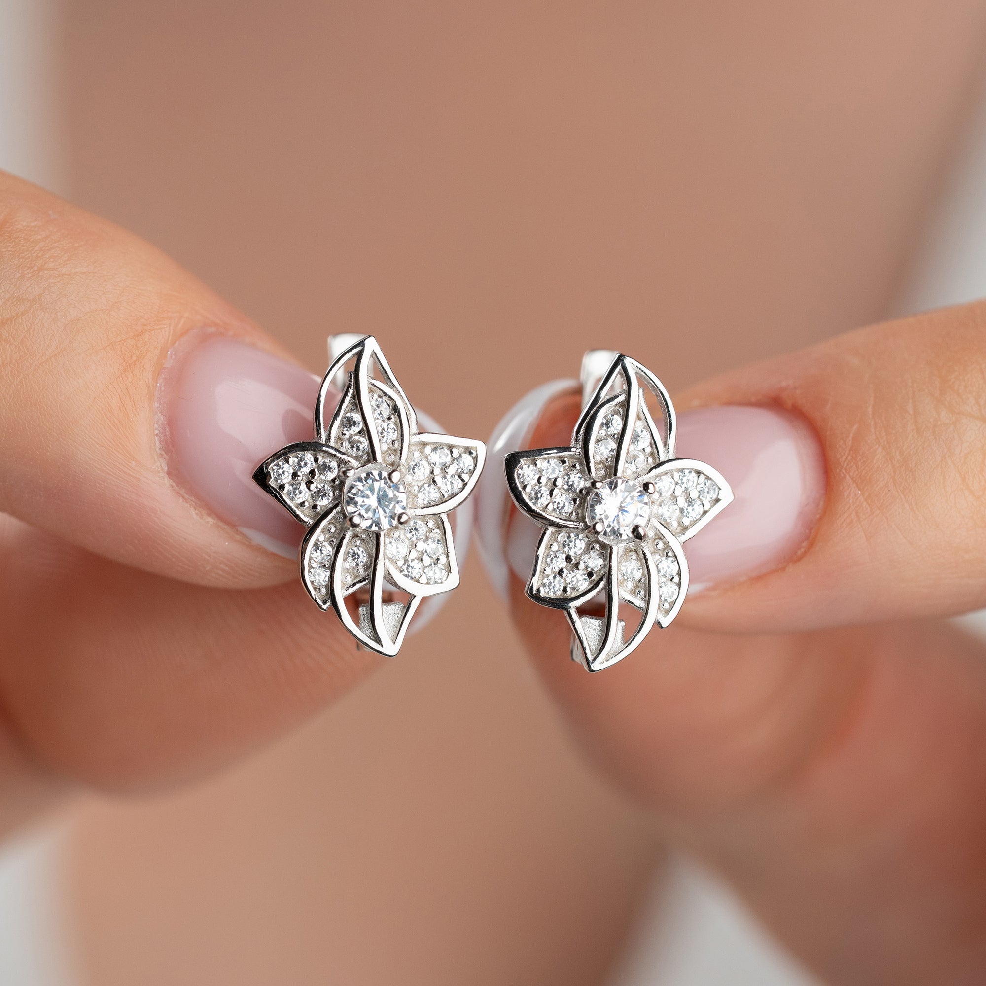 MINIMALISTISCHE SILBERBLUME MIT STEIN OHRRINGE | 925 SILBER