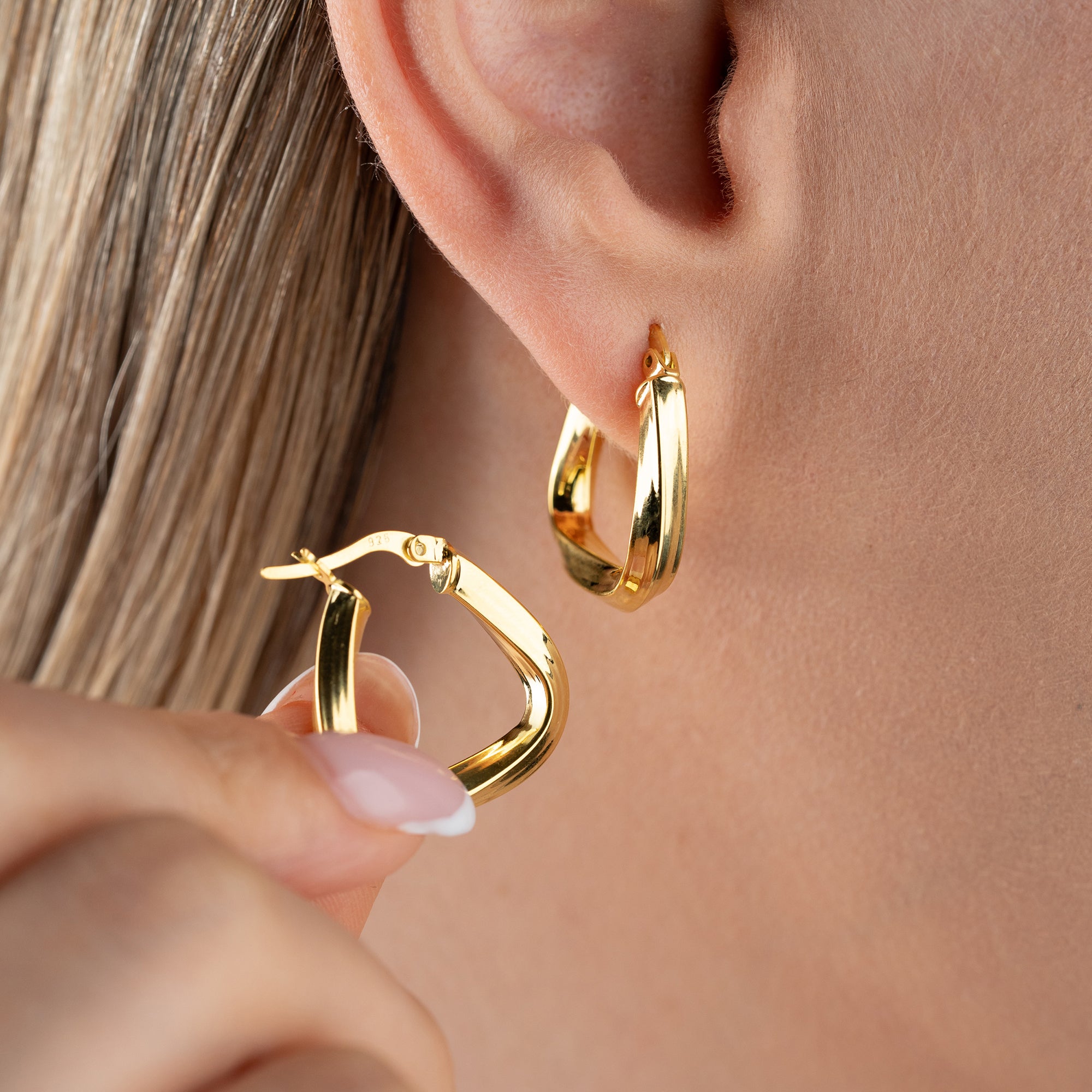 ASYMMETRISCHE SPIRALE GOLD OHRRINGE | 925 SILBER