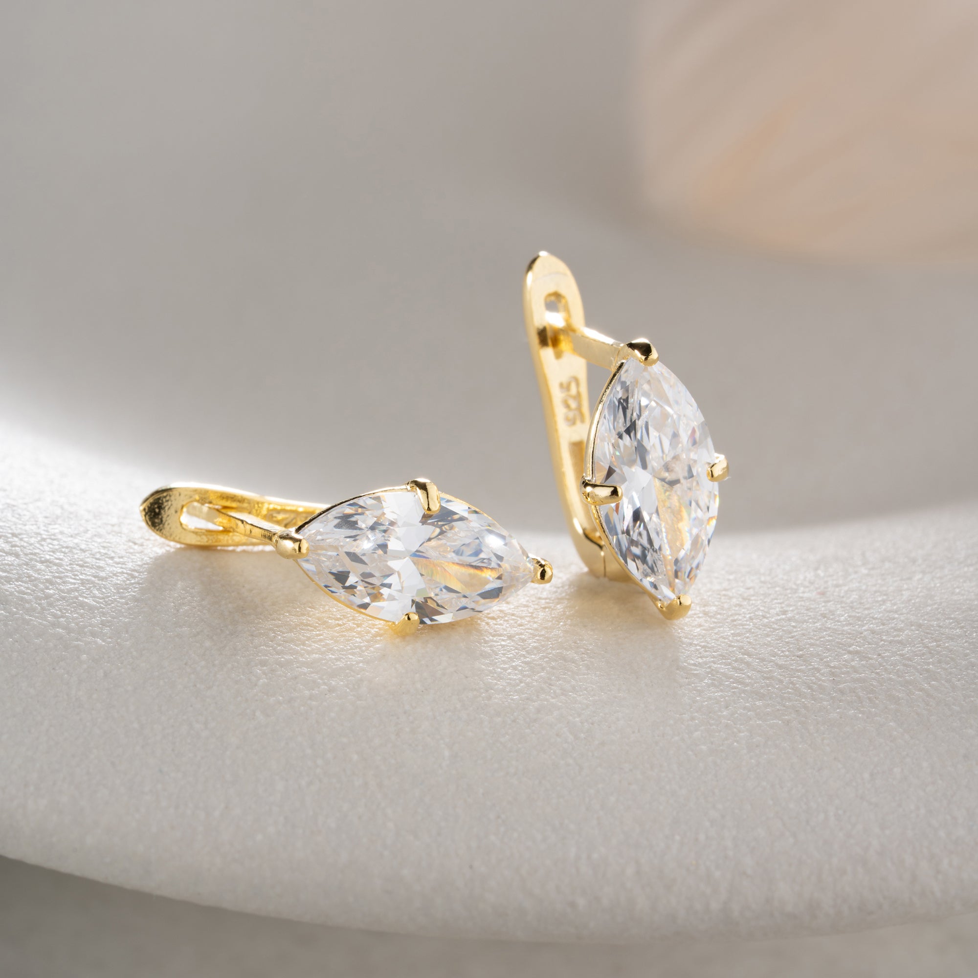MINIMALISTISCH MIT MARQUISE-STEIN GOLD OHRRINGE | 925 SILBER