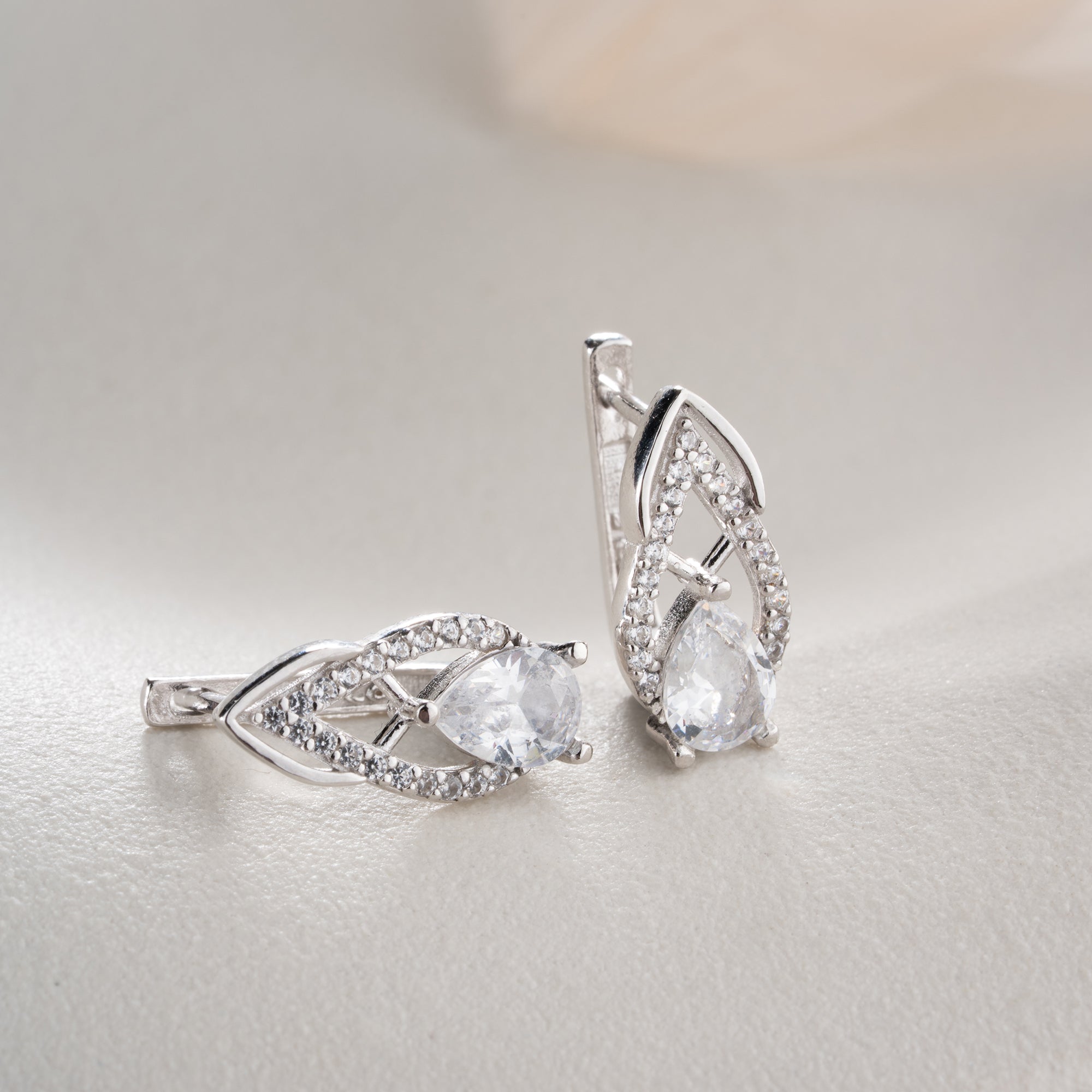 MIT OVALEM KRISTALLSTEIN OHRRINGE | 925 SILBER
